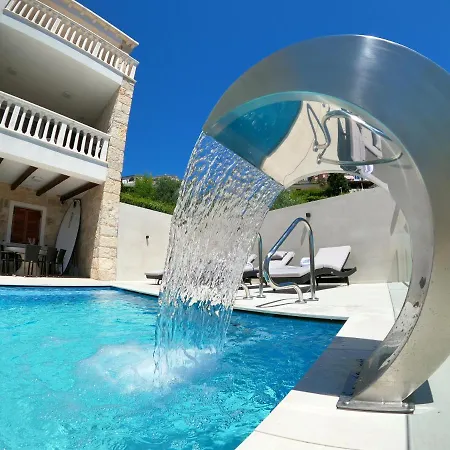 Villa Sea's The Day Drage