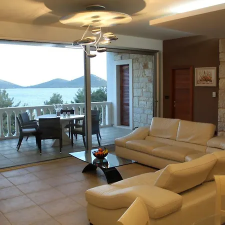 Villa Sea's The Day Drage